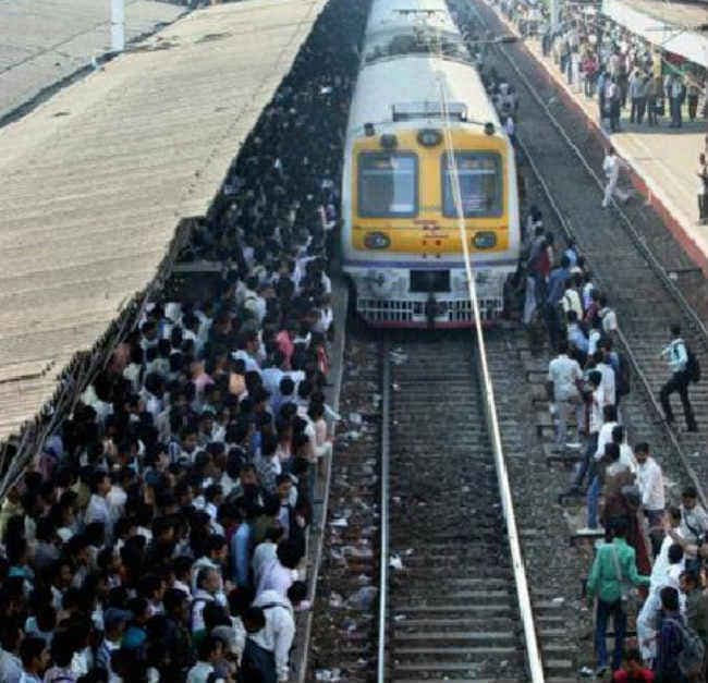 मुंबई में उपनगरीय ट्रेन के पटरी से उतरने के एक दिन बाद सेवाएं बहाल