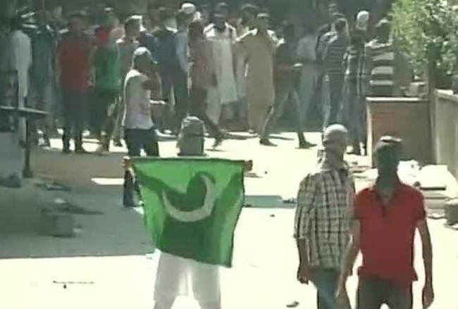 कश्मीर में फिर लहराया पाक झंडा, बीफ बैन के विरोध में हिंसक प्रदर्शन