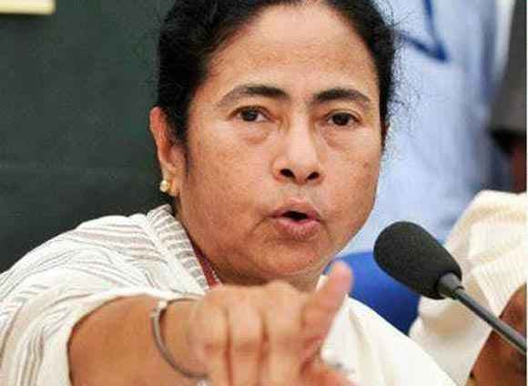 नेताजी के परिवार पर नजर रखना आश्चर्यजनक : ममता