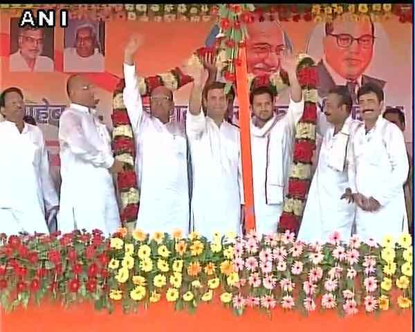 बिहार चुनाव : गांधी की भूमि चंपारण में राहुल गांधी ने नरेंद्र मोदी की अंगरेजों से तुलना की