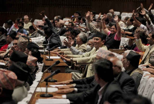 नेपाल में विरोध प्रदर्शन के बीच ऐतिहासिक संविधान लागू