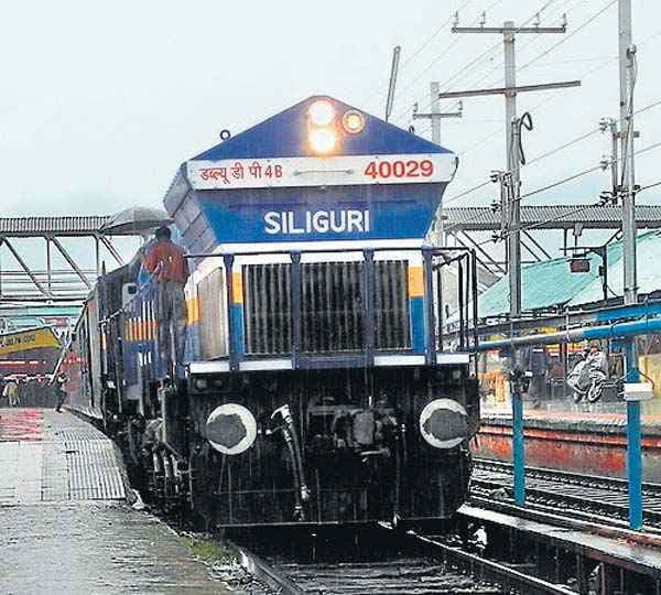 इज्जत बचाने के लिए चलती ट्रेन से बच्चे सहित कूदा पूरा परिवार