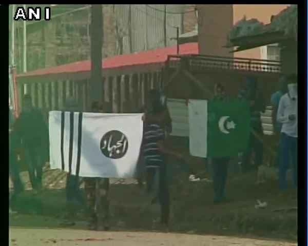 श्रीनगर में लहराया ISIS और पाक का झंडा, हिंसा