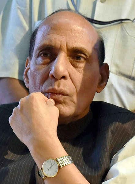 बिहार चुनाव : अपराधियों को टिकट बेचे जाने वाले आरोप पर राजनाथ सिंह का टिप्पणी से इनकार