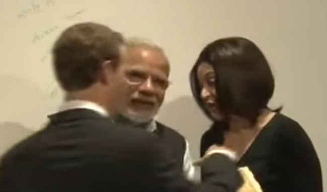 जब नरेंद्र मोदी ने मार्क जुकरबर्ग को कहा- साईड प्लीज, देखें वीडियो