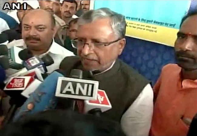 सुशील मोदी पर FIR, पर अब भी हैं धोती-कुर्ता, लैपटॉप, स्कूटी व टीवी सेट बांटने पर कायम