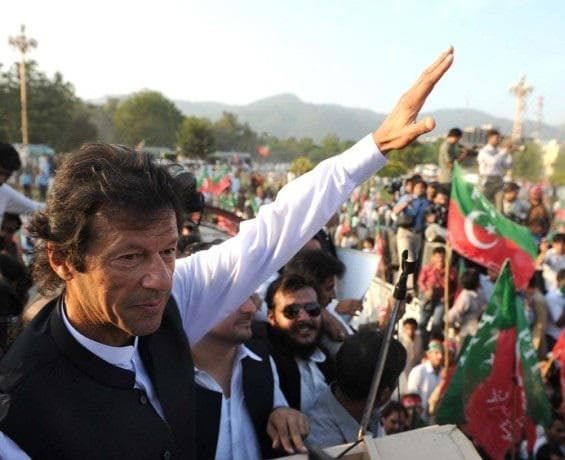 इमरान ने पार्टी कार्यकर्ताओं से शरीफ के साथ जोर आजमाइश के लिए तैयार रहने को कहा