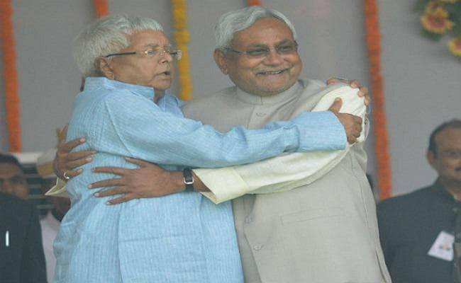 सपा के स्थापना दिवस कार्यक्रम में जायेंगे लालू, नीतीश के जाने पर संशय