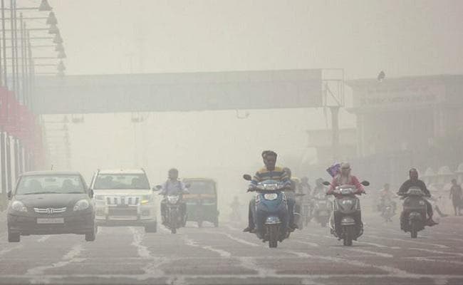 यूपी के कई हिस्सों में छायी रही धुंध