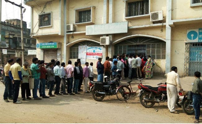 झारखंड के सभी बैंकों में नोट बदलने के लिए अफरा-तफरी का माहौल, सुरक्षा कड़ी