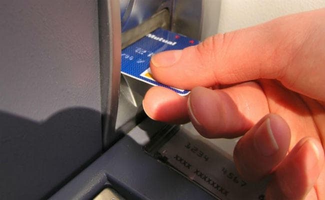 खुल गए ATM, एक कार्ड से सिर्फ 2000 रुपये ही निकाल सकेंगे