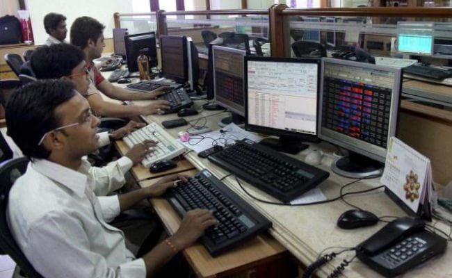 698 अंक गिर कर सेंसेक्स व निफ्टी 8296 अंक पर बंद