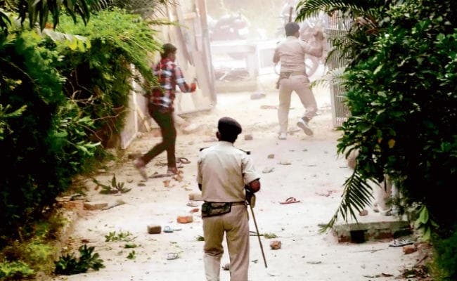 पूर्व आइएएस के घर लटका मिला शव