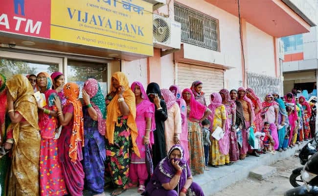 आज भी बैंकों में लंबी कतारें, ATM में सुखाड़, छत्तीसगढ़ में मिले 27 लाख