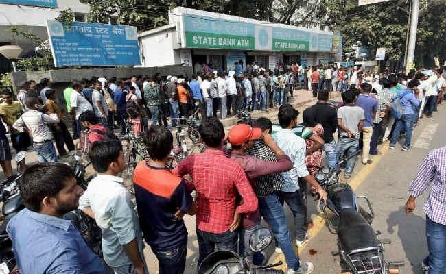 बिहार : 90 फीसदी एटीएम खराब, भारी भीड़ में अवैध वसूली