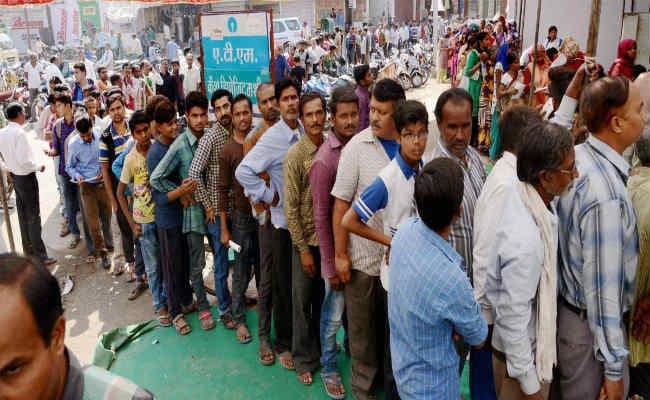 उत्तर प्रदेश में लोगों और बैंक कर्मचारियों के बीच झगड़ा