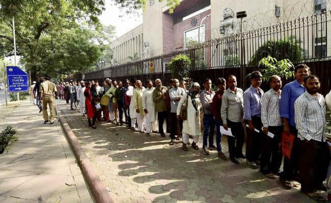 आज भी बैंकों में लंबी कतारें