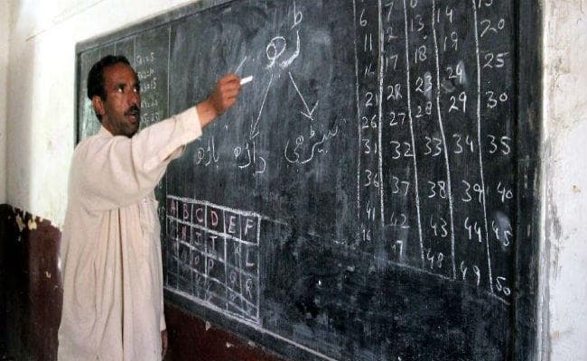 पाकिस्तान ने तुर्की के 100 शिक्षकों से देश छोडने को कहा