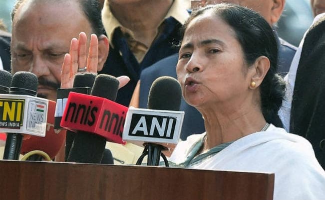 नोट बैन : ममता की तृणमूल व कांग्रेस दोनों लोकसभा में लायेगी कार्य स्थगन