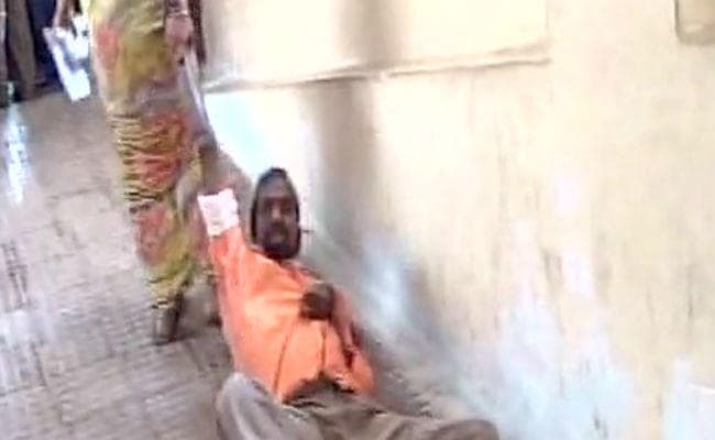 नहीं मिला स्ट्रेचर तो अपने पति को घसीटते हुए वार्ड तक ले गई महिला