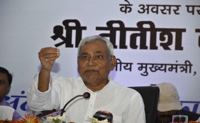 नीतीश अचानक पहुंचे 10 सर्कुलर रोड, लालू से की मुलाकात