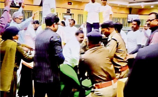 झारखंड विधानसभा: स्पीकर पर कुरसी-जूते फेंके, तोड़फोड़, तीन मिनट में पास हुआ सीएनटी-एसपीटी संशोधन विधेयक