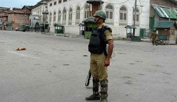 कश्मीर घाटी में लौट रही है शांति, बाजारों मे जुटने लगी है भीड़