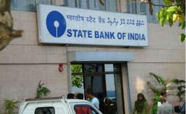 नकदी संकट से जूझ रहे बैंक वेतन के दिन की तैयारियों में जुटी