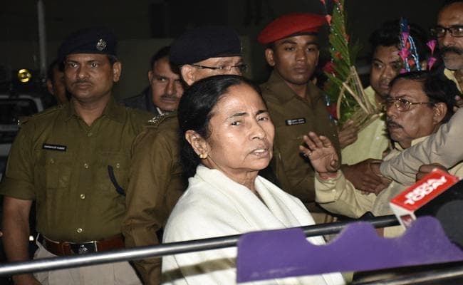 पटना पहुंचीं ममता, नोटबंदी के खिलाफ कल देंगी धरना