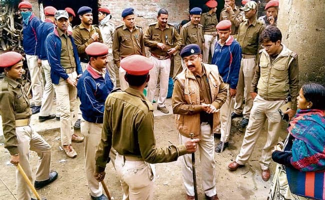 तीस भट्ठियां तोड़ीं, बहायी गयी शराब