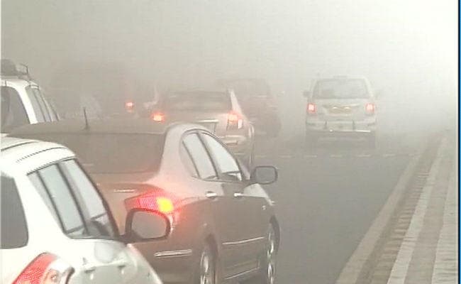 घने कोहरे की गिरफ्त में उत्तर भारत, ‘विजिबिलिटी’ ना होने के कारण ट्रेन-विमान सेवा प्रभावित