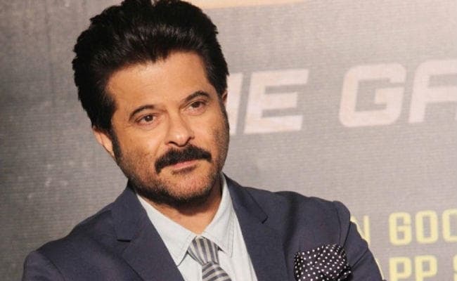 ATM की लाइन में लगे अनिल कपूर, फैंस संग ली सेल्फी