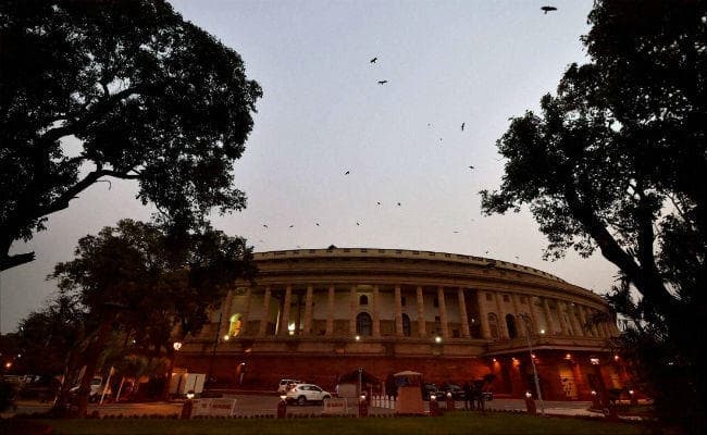 LIVE: विपक्ष के हंगामे के कारण राज्यसभा की कार्यवाही भी सोमवार तक के लिए स्थगित