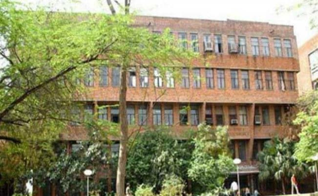 नजीब मामला : विश्वविद्यालय प्रशासन और JNUSU के बीच विवाद गहराया