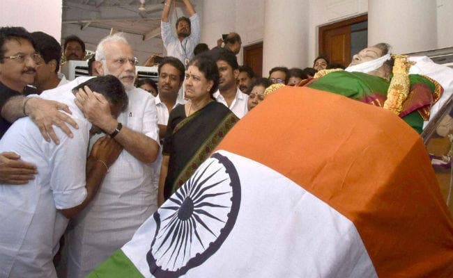 पीएम मोदी की आंखे हुई नम, कंधे पर सिर रखकर रोए पनीरसेल्वम