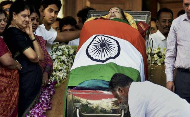 अलविदा अम्मा: जानें, आखिर ब्राह्मण होने के बावजूद जयललिता को क्यों दफनाया गया