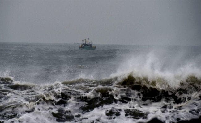 वरदा तूफान : तमिलनाडु के तटीय जिलों में मूसलाधार बारिश, चेन्नई जाने वाली सभी ट्रेनों का रूट डायवर्ट