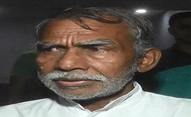 बार गर्ल्स के साथ डांस कर कई बार सुर्खियों में रहे विधायक का नया कारनामा, जानें