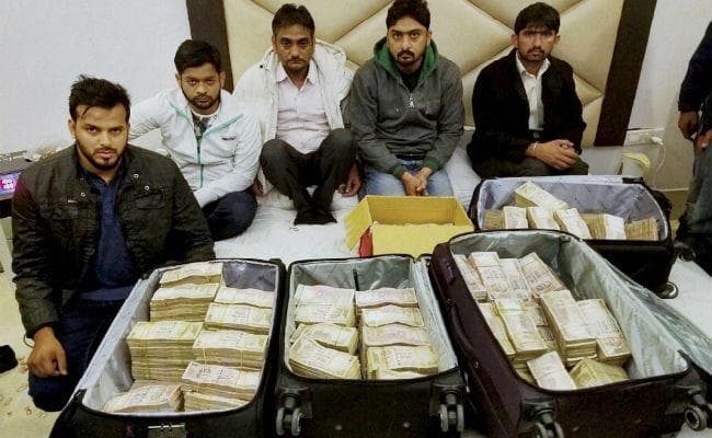 दिल्ली के करोलबाग में एक होटल से मिले 3.25 करोड़ रुपये के पुराने नोट मिले, 5 गिरफ्तार