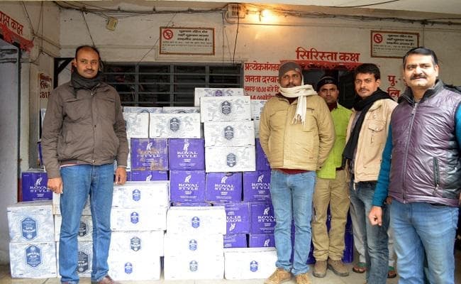 बिहार : हाजीपुर में पूर्व जिला पार्षद के ईंट भट्ठे से भारी मात्रा में अंग्रेजी ब्रांड शराब जब्त