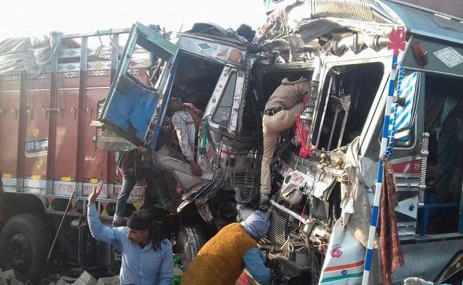 बिहार : अररीया में एनएच पर दो ट्रकों में टक्कर, एक की मौत, 4 की हालत नाजुक
