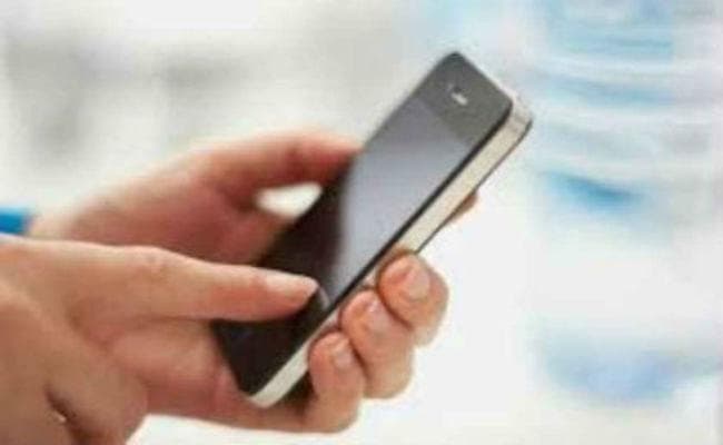 Paytm से मंगाया था 11 हजार का मोबाइल, पैकेट खोला तो निकला
