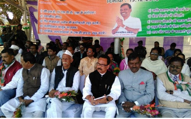 मोदी व रघुवर सरकार आदिवासियों का अस्तित्व समाप्त करना चाहती है : सुखदेव भगत