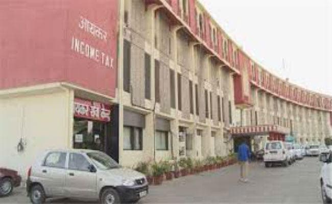 मेरठ : इंजीनियर के ठिकानों पर आयकर का छापा, 17 लाख की नयी और 2.67 करोड़ की पुरानी करेंसी मिली