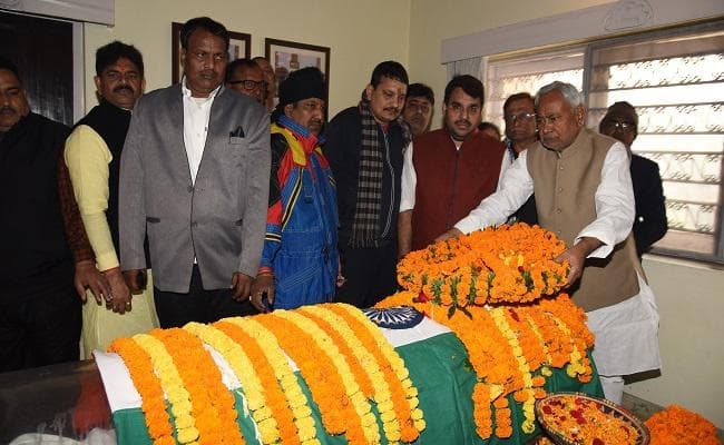 सीएम नीतीश ने किशोरी सिन्हा के घर जाकर उनके पार्थिव शरीर पर पुष्पचक्र अर्पित किया