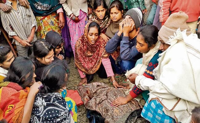 पेट्रोल पंप मैनेजर का पहले गला दबाया, फिर सिर को कुचला