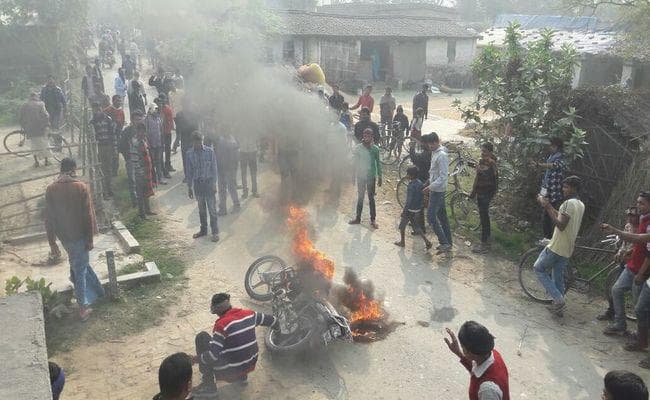 अवैध बूचड़खाने को लेकर हाजीपुर में दो गुटों में हिंसक झड़प, दो बाइक्स को किया आग के हवाले
