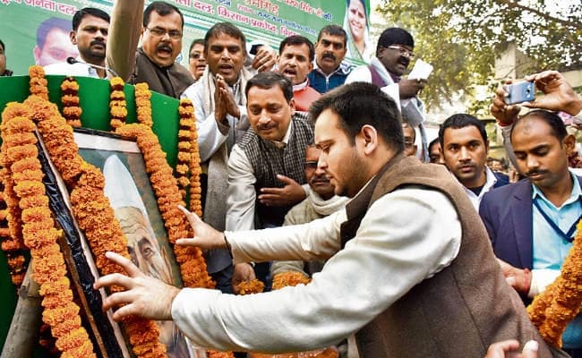 चौधरी चरण सिंह के जयंती समारोह में बोले तेजस्वी, अडानी का कर्ज माफ कर रहे हैं पीएम