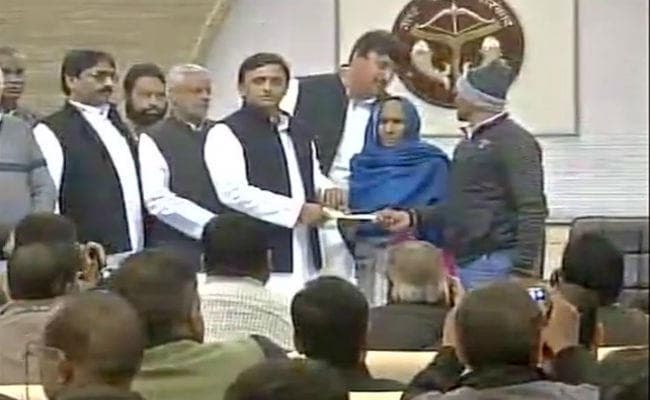 अखिलेश का नया दांव, ATM की कतार में मरे लोगों के परिजनों को दिया दो-दो लाख मुआवजा