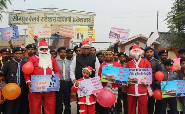 सांता ने दिया स्वच्छता का संदेश, रेल यात्रियों से की स्टेशन परिसर को साफ-सुथरा रखने की अपील